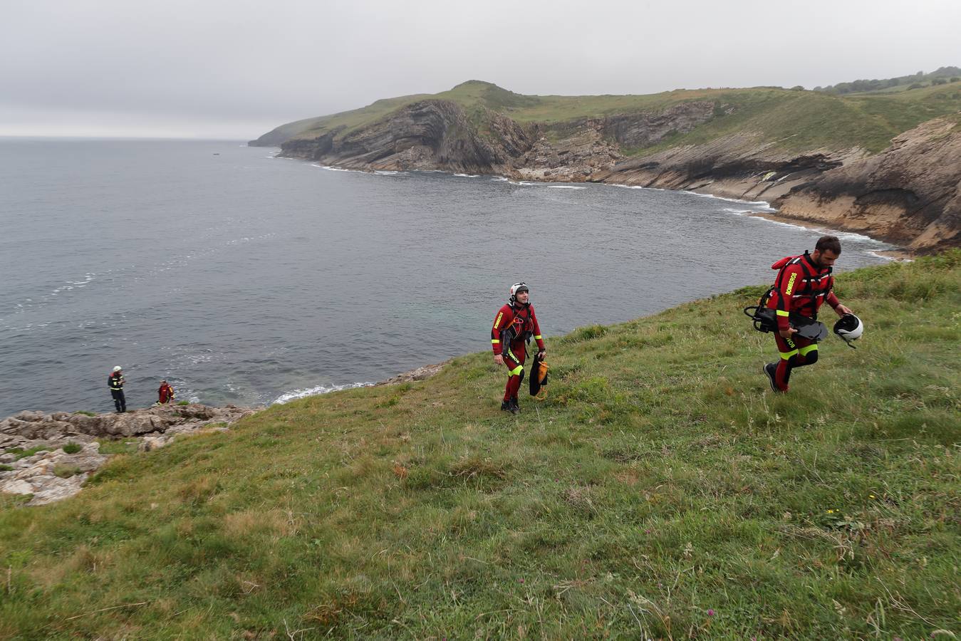 Los perros han vuelto a señalar el rastro del menor en los acantilados mientras se le busca también desde el mar y desde el aire