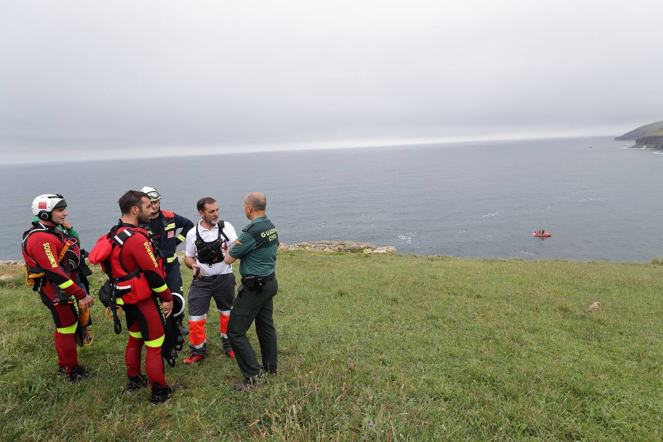 Los perros han vuelto a señalar el rastro del menor en los acantilados mientras se le busca también desde el mar y desde el aire