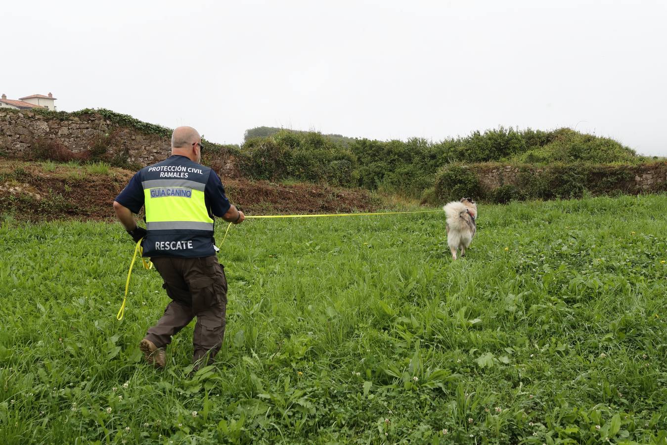 Los perros han vuelto a señalar el rastro del menor en los acantilados mientras se le busca también desde el mar y desde el aire