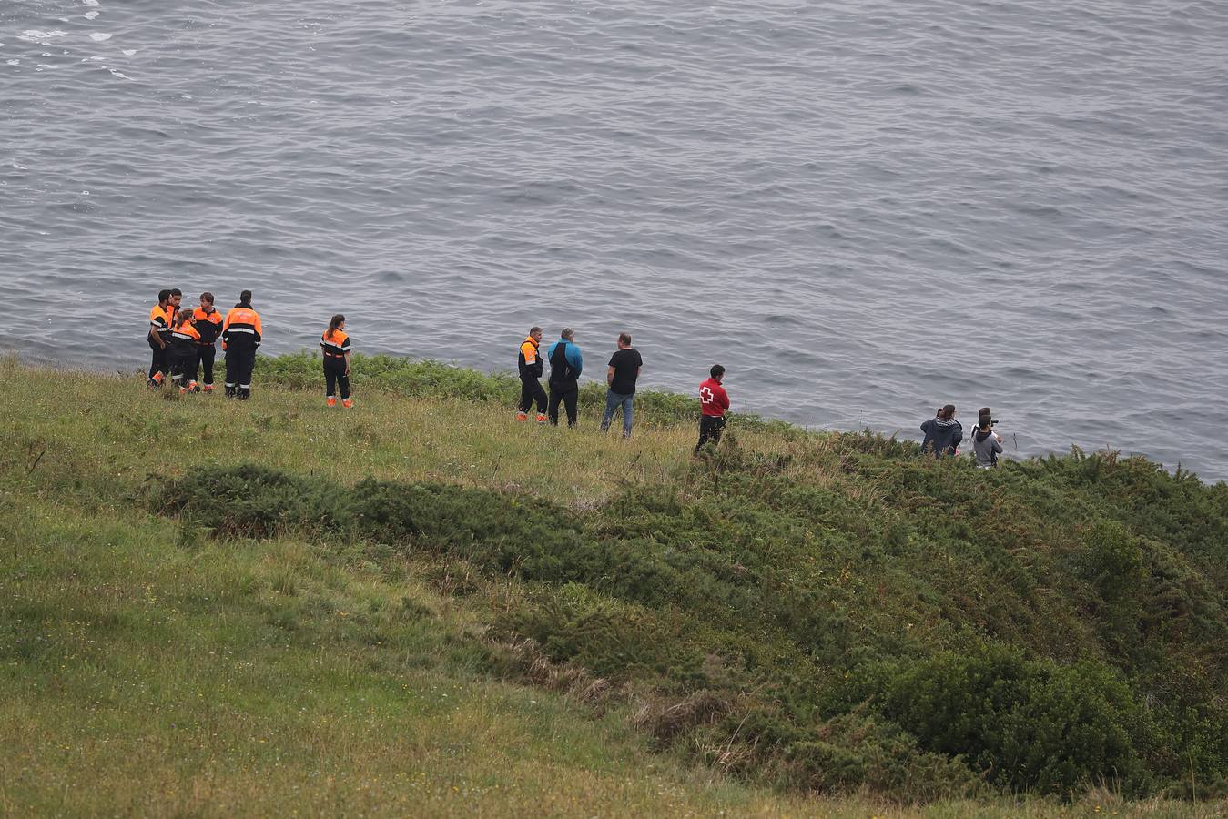 Los perros han vuelto a señalar el rastro del menor en los acantilados mientras se le busca también desde el mar y desde el aire