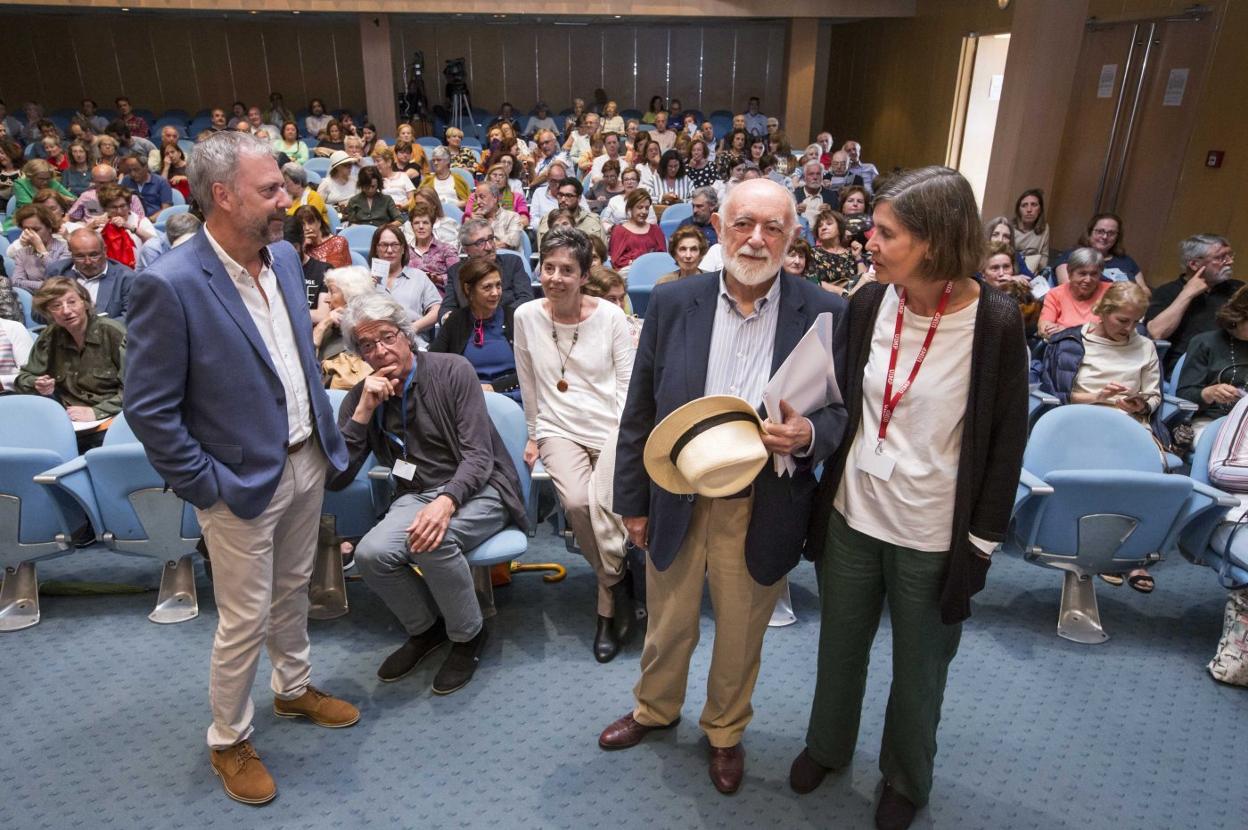 Carlos García Gual, en el centro, acompañado por el vicerrector Andrés Hoyo y la rectora María Luz Morán. :