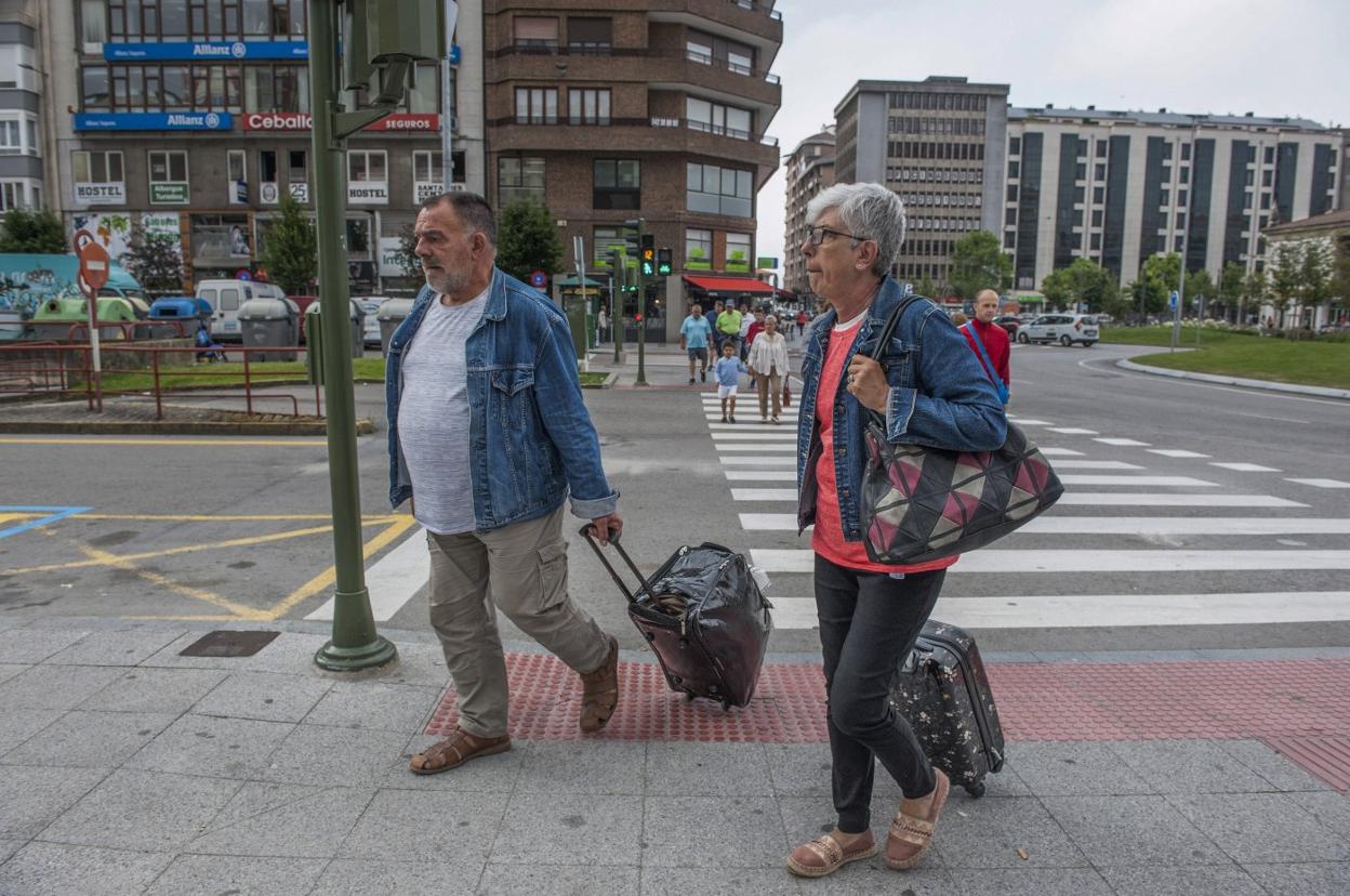 Los turistas que llegaron ayer a la capital cántabra se encontraron con el cielo nublado y una jornada fresca. 