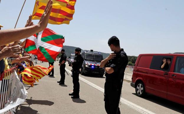 Los presos saluda a los simpatizantes independentistas concentrados ante la prisión para darles apoyo.