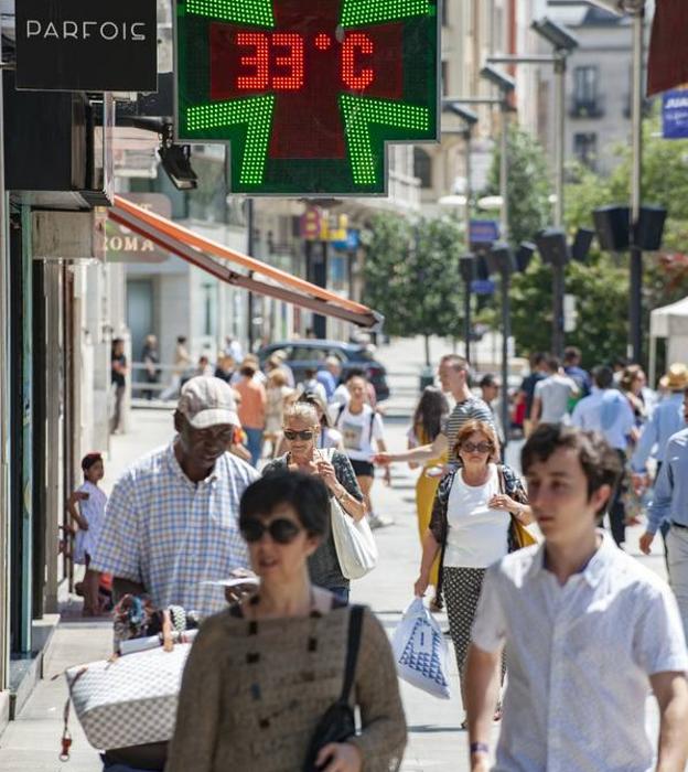 Imagen de la temperatura que registra un termómetro al sol en el exterior de una farmacia en Santander.