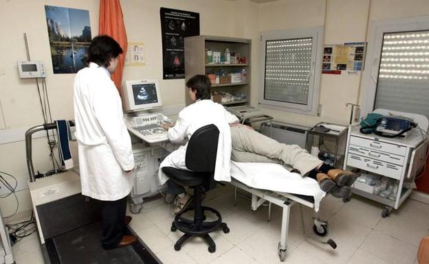 Una médico atiende a un paciente en la consulta de cardiología de un hospital 