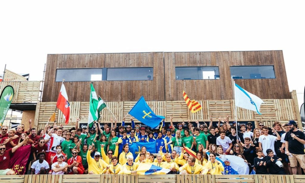 Algunos equipos participantes posan todos juntos.