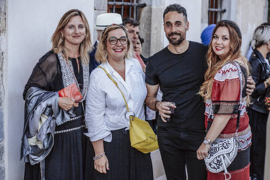 Hugo Castro posa acompañado de Sara Yllera, Adriana del Val y Laura González Quintana.