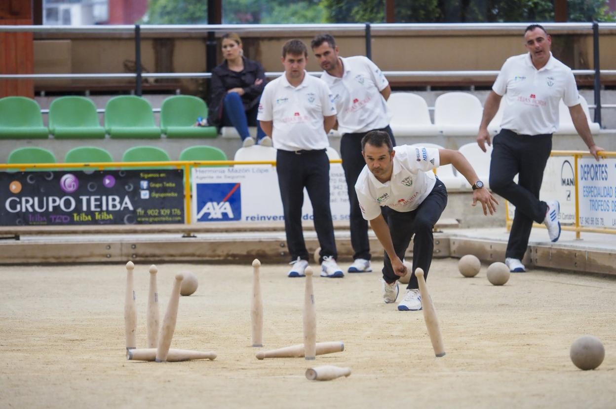 Óscar González birla para Borbolla ante Chin Velasco, Alberto Díaz y Lolo Lavid. 