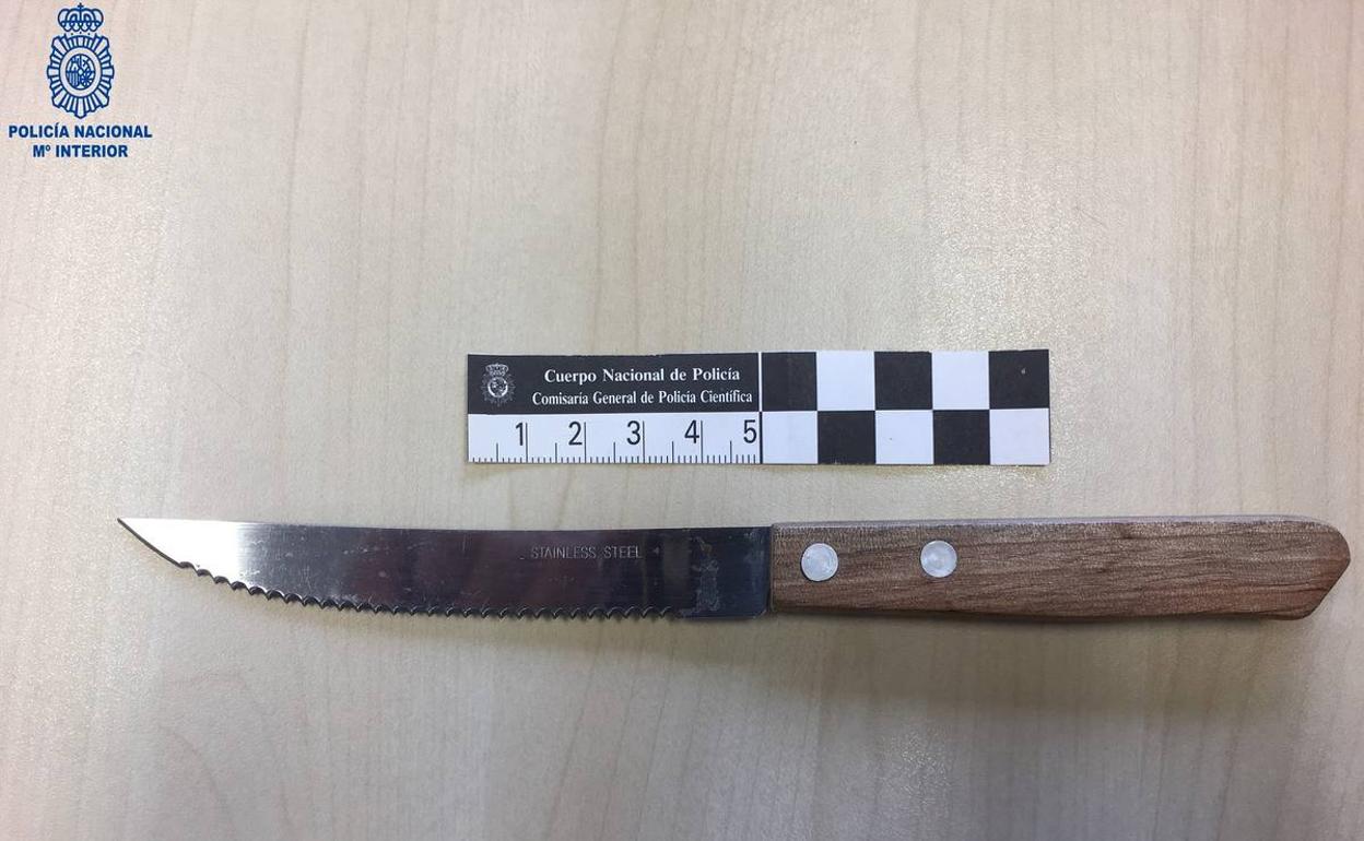 Cuchillo con el que la presunta ladrona intimidó al camarero del bar.