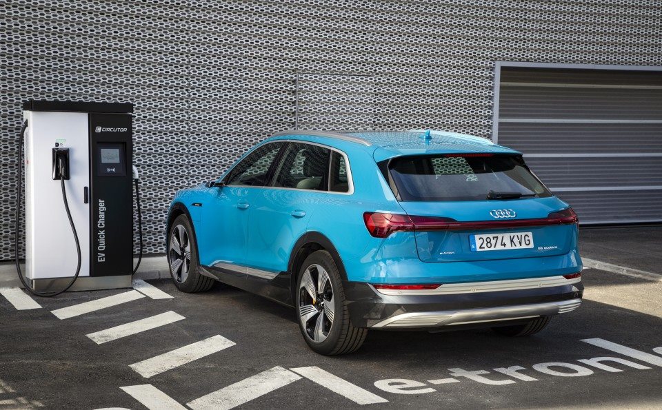 Audi ya presume de modelo eléctrico. El e-tron es un SUV de 4,90 metros de longitud, muy amplio y con un gran maletero. Con dos motores eléctricos, destaca por unas brillantes prestaciones y la autonomía es de más de 400 kilómetros.