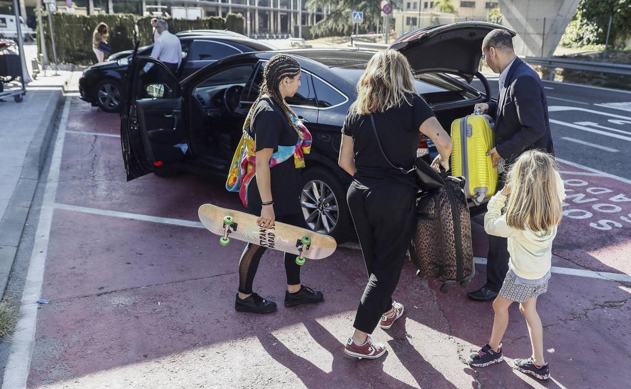 Una familia introduce sus maletas en un vehículo con conductor de Cabify. :: dm