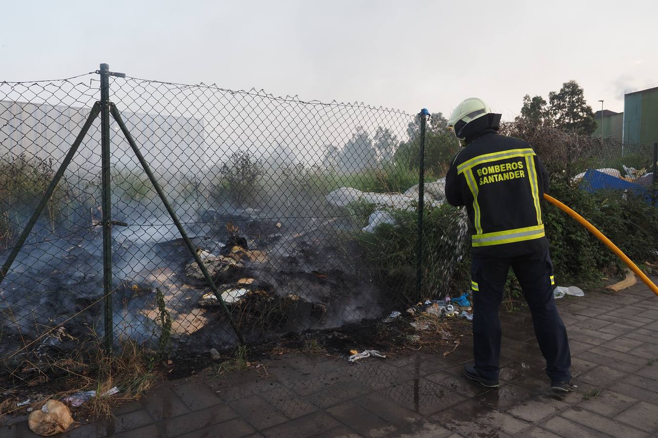 Imagen principal - Incendio en un vertedero incontrolado junto a la fábrica GSW de Nueva Montaña 