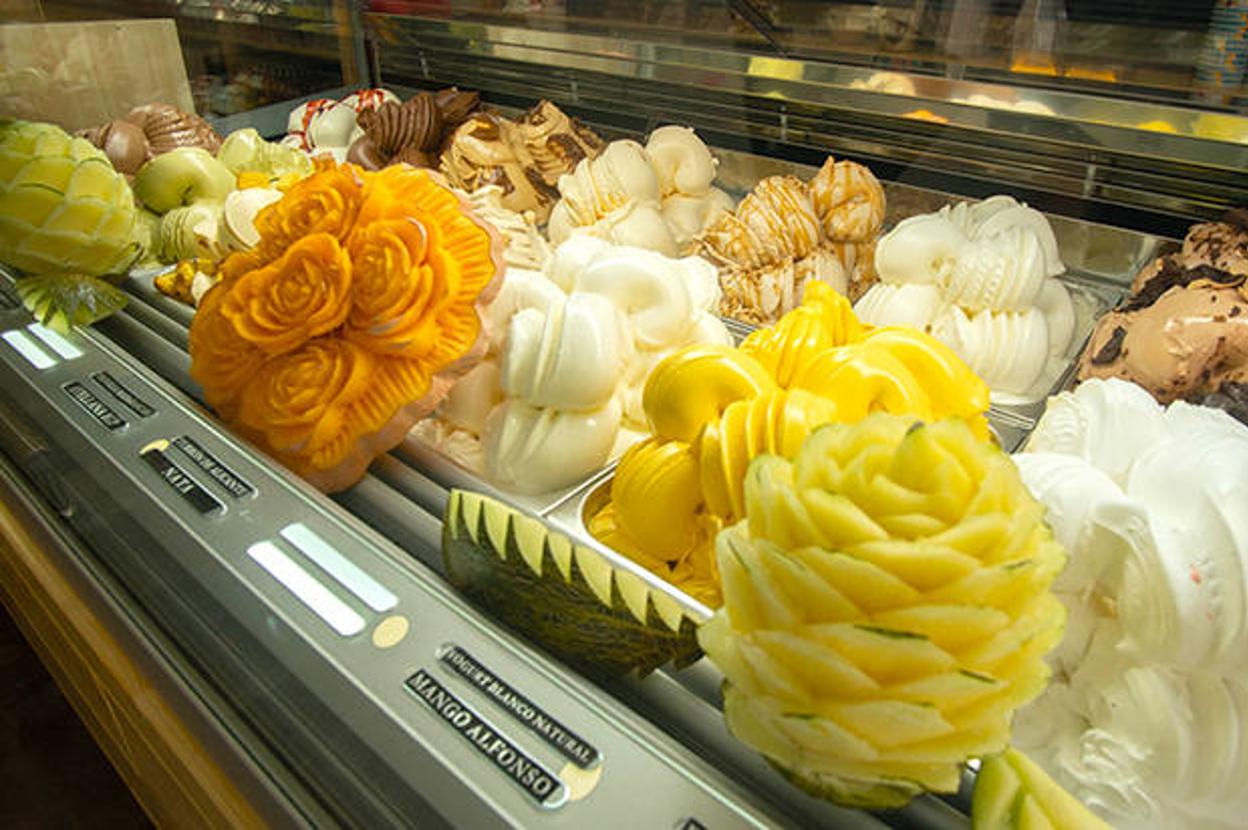 Helados 100% italianos y 100% artesanos acompañados de una gran muestra de frutas talladas. 