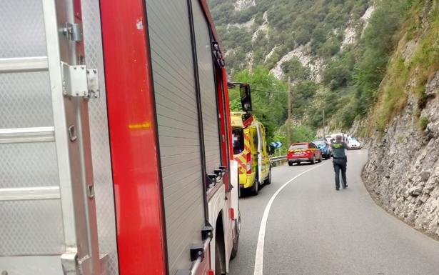 Los bomberos, en el Desfiladero esta tarde para rescatar al motorista accidentado.