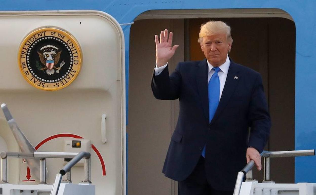 Donald Trump saluda desde la puerta del Air Force One antes de partir de Osaka (Japón) rumbo a Corea del Sur.