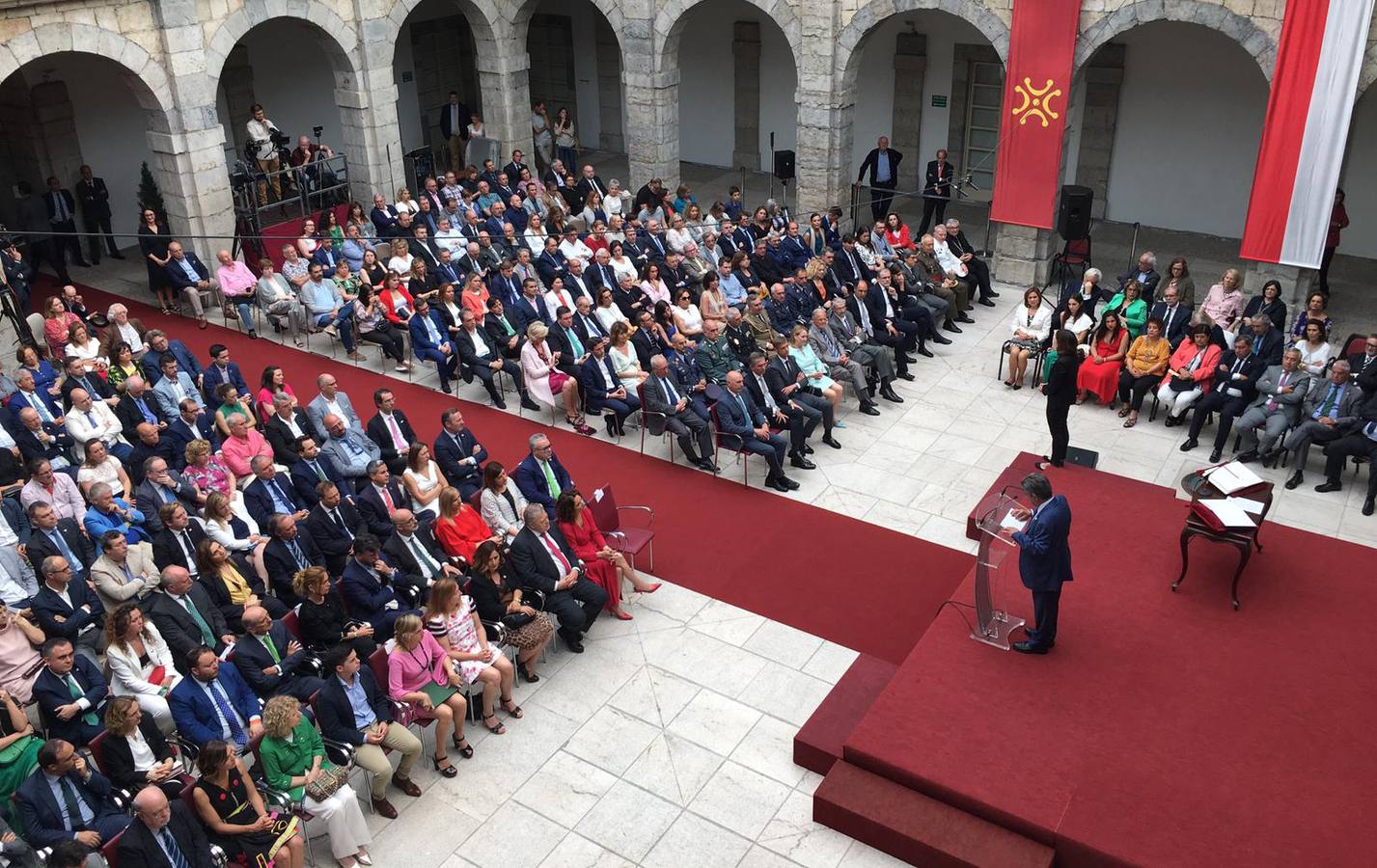 El líder regionalista, que ha gobernado con el PP y el PSOE, a sus 76 años logra hacer cumbre con el PRC y jura el cargo rodeado de familiares, amigos, las principales autoridades de la Comunidad y la ministra de Hacienda en funciones María Jesús Montero