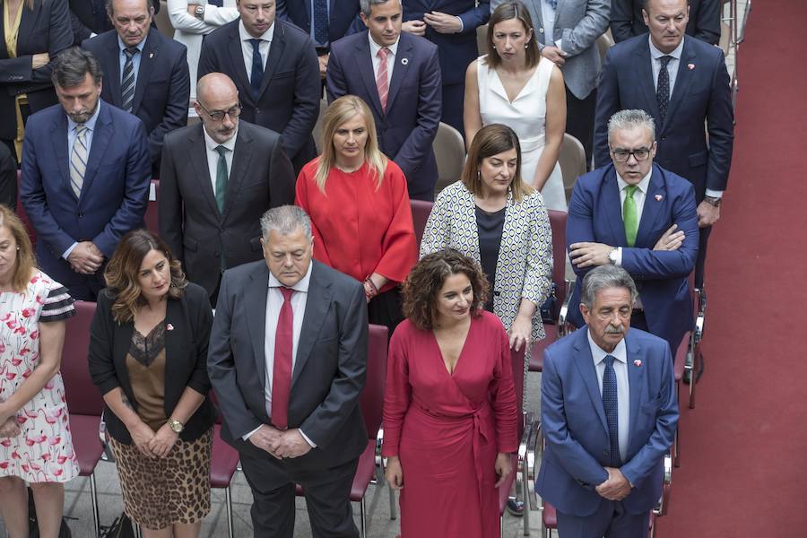 El líder regionalista, que ha gobernado con el PP y el PSOE, a sus 76 años logra hacer cumbre con el PRC y jura el cargo rodeado de familiares, amigos, las principales autoridades de la Comunidad y la ministra de Hacienda en funciones María Jesús Montero