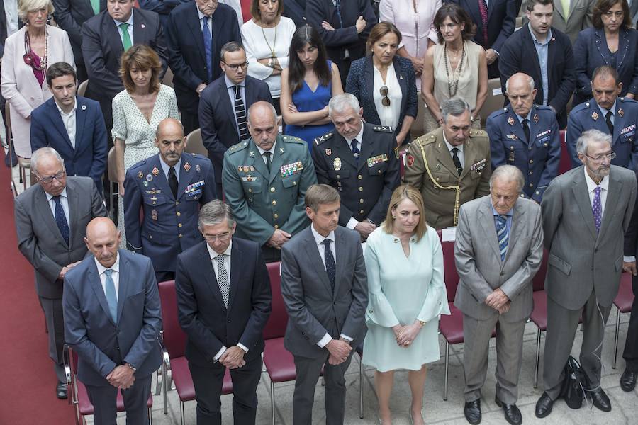 El líder regionalista, que ha gobernado con el PP y el PSOE, a sus 76 años logra hacer cumbre con el PRC y jura el cargo rodeado de familiares, amigos, las principales autoridades de la Comunidad y la ministra de Hacienda en funciones María Jesús Montero