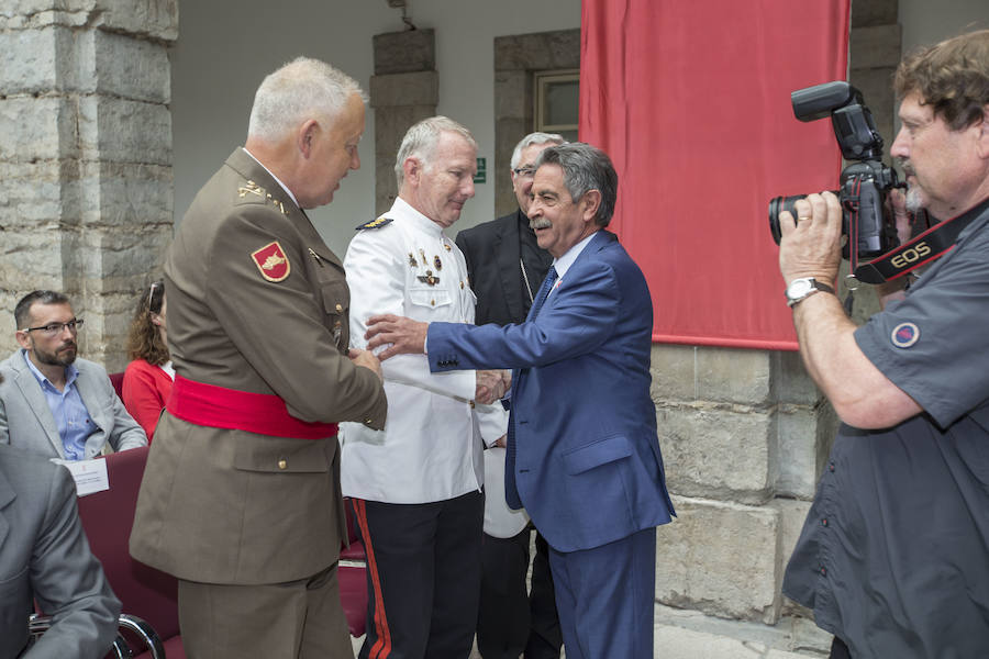 El líder regionalista, que ha gobernado con el PP y el PSOE, a sus 76 años logra hacer cumbre con el PRC y jura el cargo rodeado de familiares, amigos, las principales autoridades de la Comunidad y la ministra de Hacienda en funciones María Jesús Montero