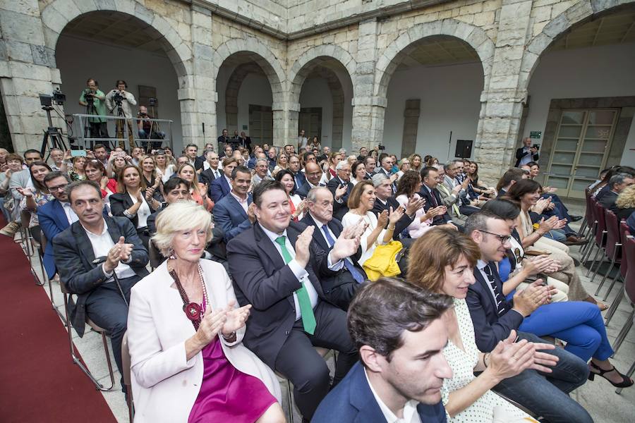 El líder regionalista, que ha gobernado con el PP y el PSOE, a sus 76 años logra hacer cumbre con el PRC y jura el cargo rodeado de familiares, amigos, las principales autoridades de la Comunidad y la ministra de Hacienda en funciones María Jesús Montero