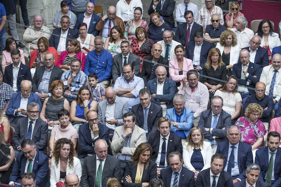 El líder regionalista, que ha gobernado con el PP y el PSOE, a sus 76 años logra hacer cumbre con el PRC y jura el cargo rodeado de familiares, amigos, las principales autoridades de la Comunidad y la ministra de Hacienda en funciones María Jesús Montero