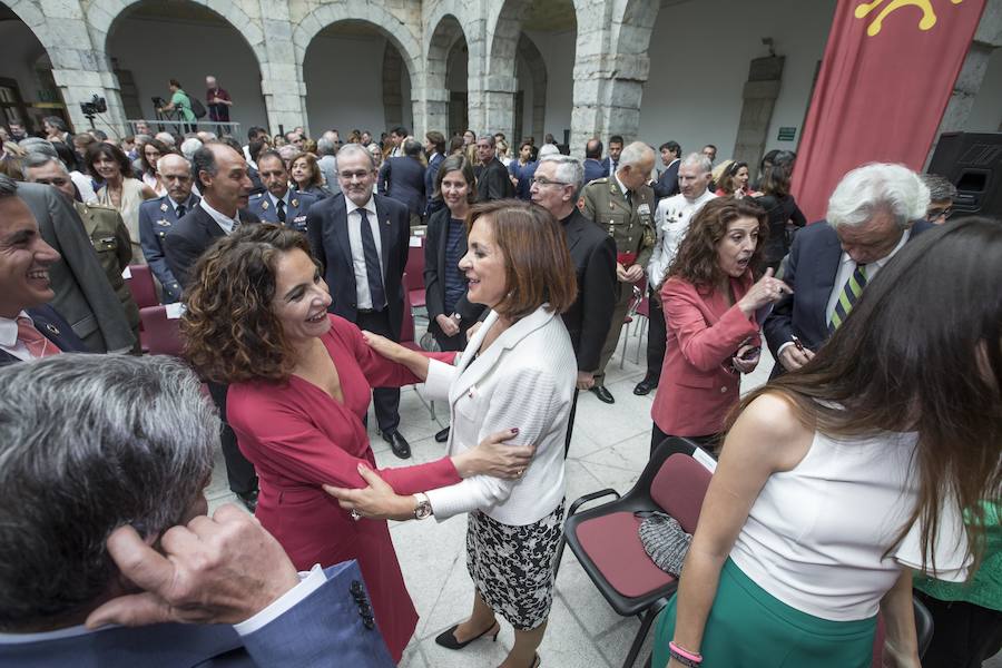 El líder regionalista, que ha gobernado con el PP y el PSOE, a sus 76 años logra hacer cumbre con el PRC y jura el cargo rodeado de familiares, amigos, las principales autoridades de la Comunidad y la ministra de Hacienda en funciones María Jesús Montero