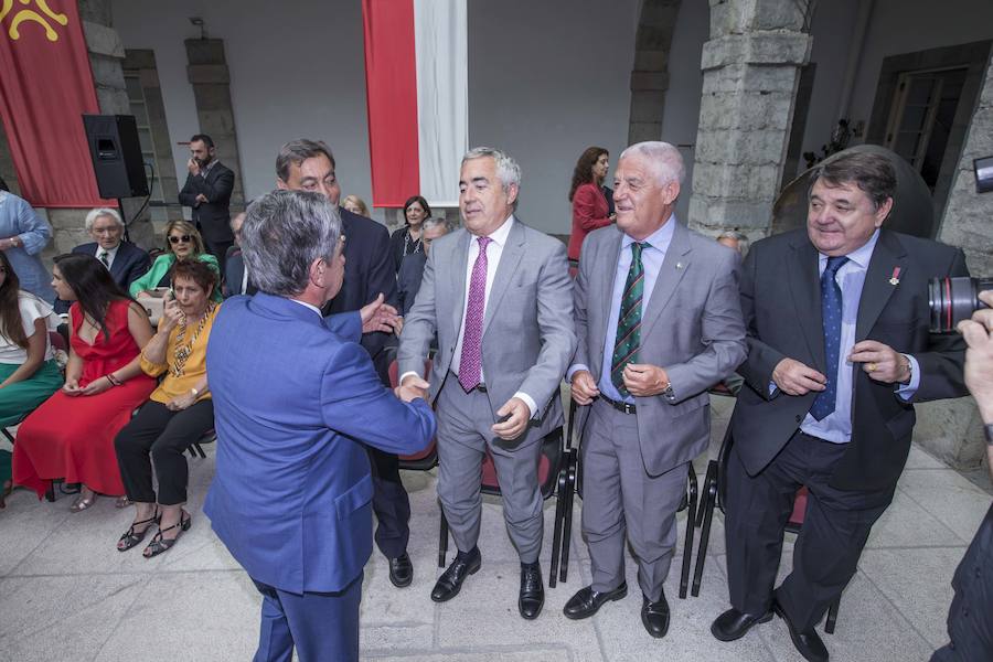 El líder regionalista, que ha gobernado con el PP y el PSOE, a sus 76 años logra hacer cumbre con el PRC y jura el cargo rodeado de familiares, amigos, las principales autoridades de la Comunidad y la ministra de Hacienda en funciones María Jesús Montero