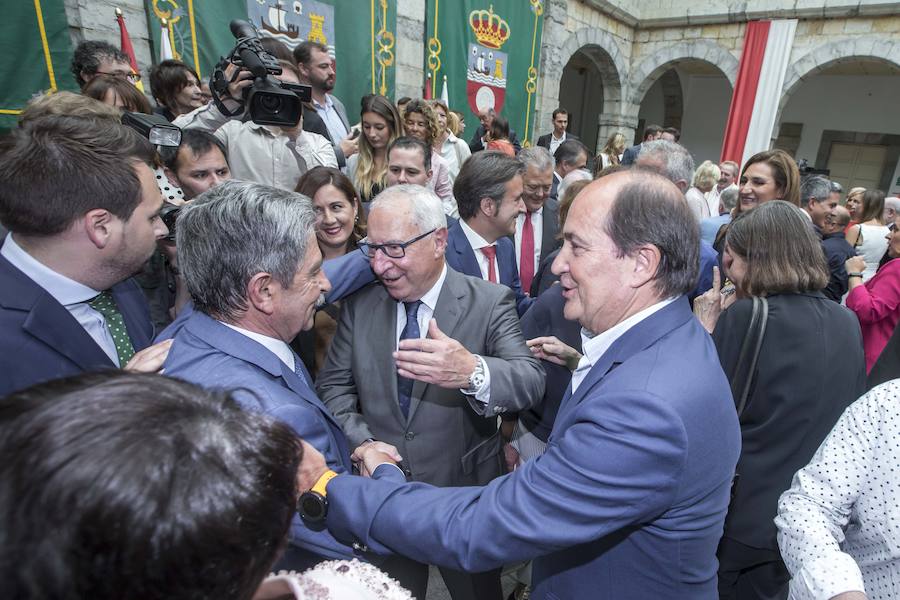 El líder regionalista, que ha gobernado con el PP y el PSOE, a sus 76 años logra hacer cumbre con el PRC y jura el cargo rodeado de familiares, amigos, las principales autoridades de la Comunidad y la ministra de Hacienda en funciones María Jesús Montero