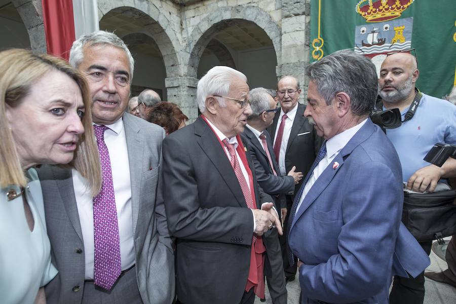 El padre Ángel acompañó a Revilla en su toma de posesión.