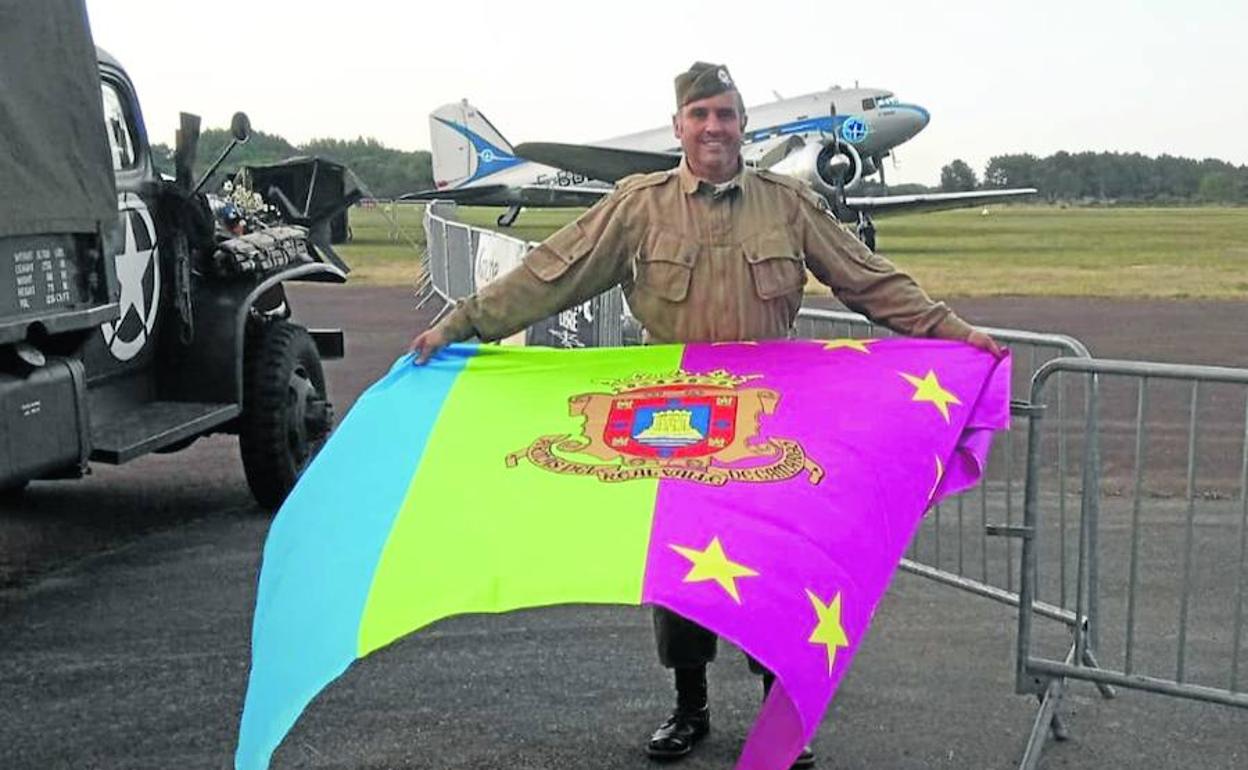 Ignacio posa con la bandera de Camargo en Normandía. 