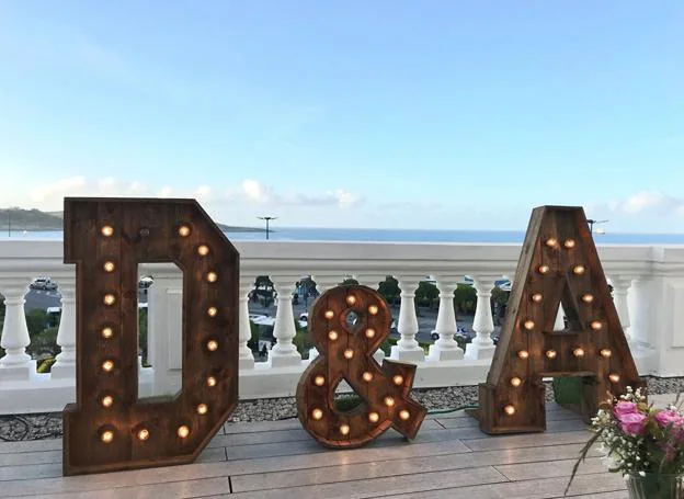 Letras luminosas en El Sardinero.