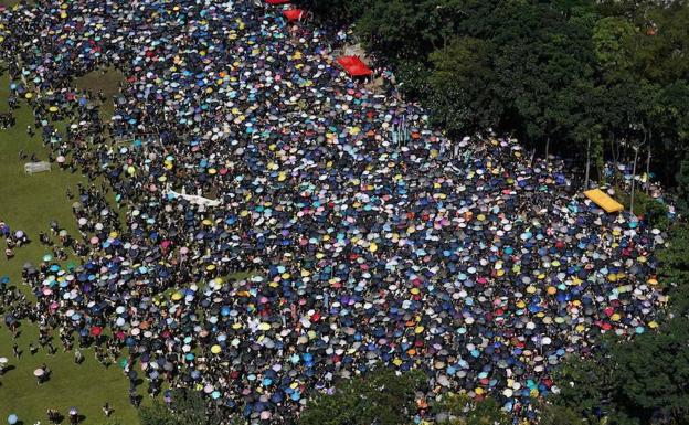 Imagen principal - Batalla campal en el Parlamento de Hong Kong