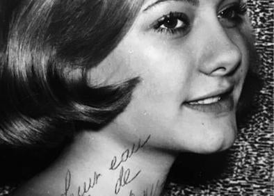 Imagen secundaria 1 - Gila protagonizó un espectáculo de humor. En la imagen posa con la revista Codorniz. | Marisol Ayuso interpretó 'Lecciones de matrimonio'. Era vedette y su humor era «muy pícaro». | Francisco Rabal, un actor de amplia trayectoria, también pisó el escenario santanderino.