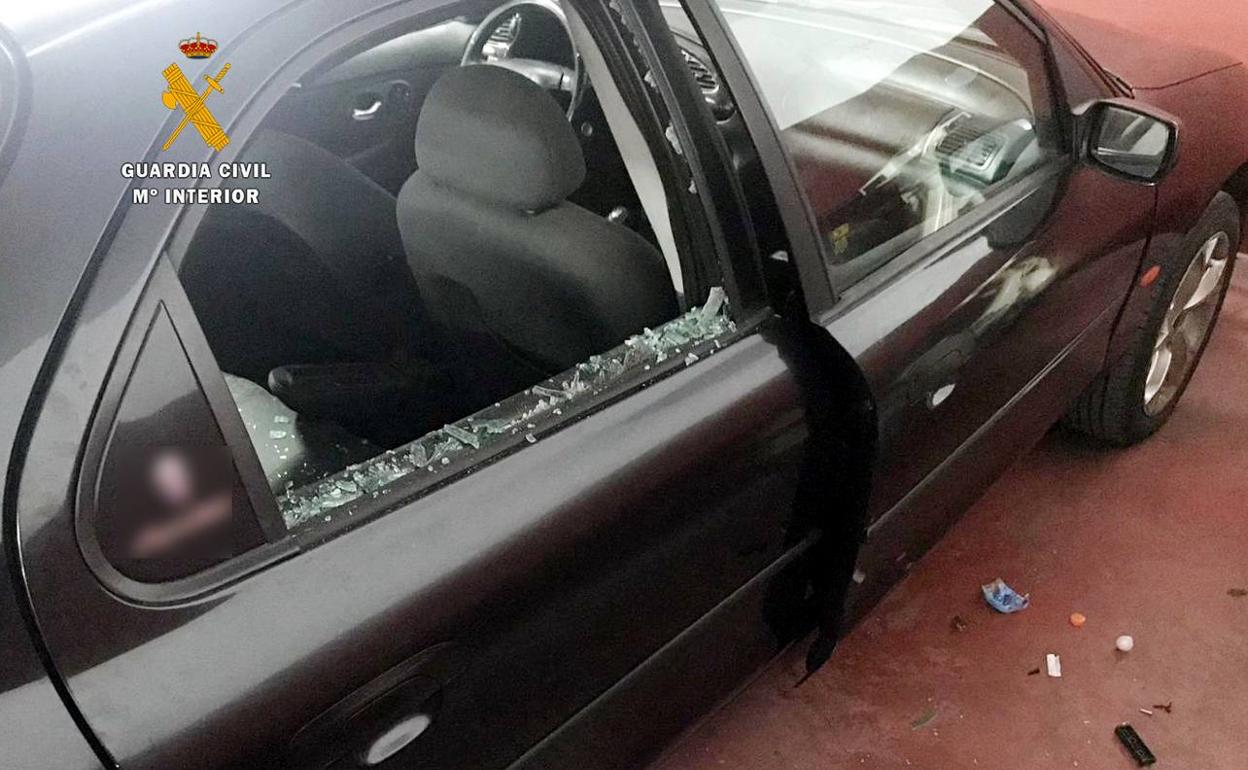 Así quedó uno de los coches después del robo.