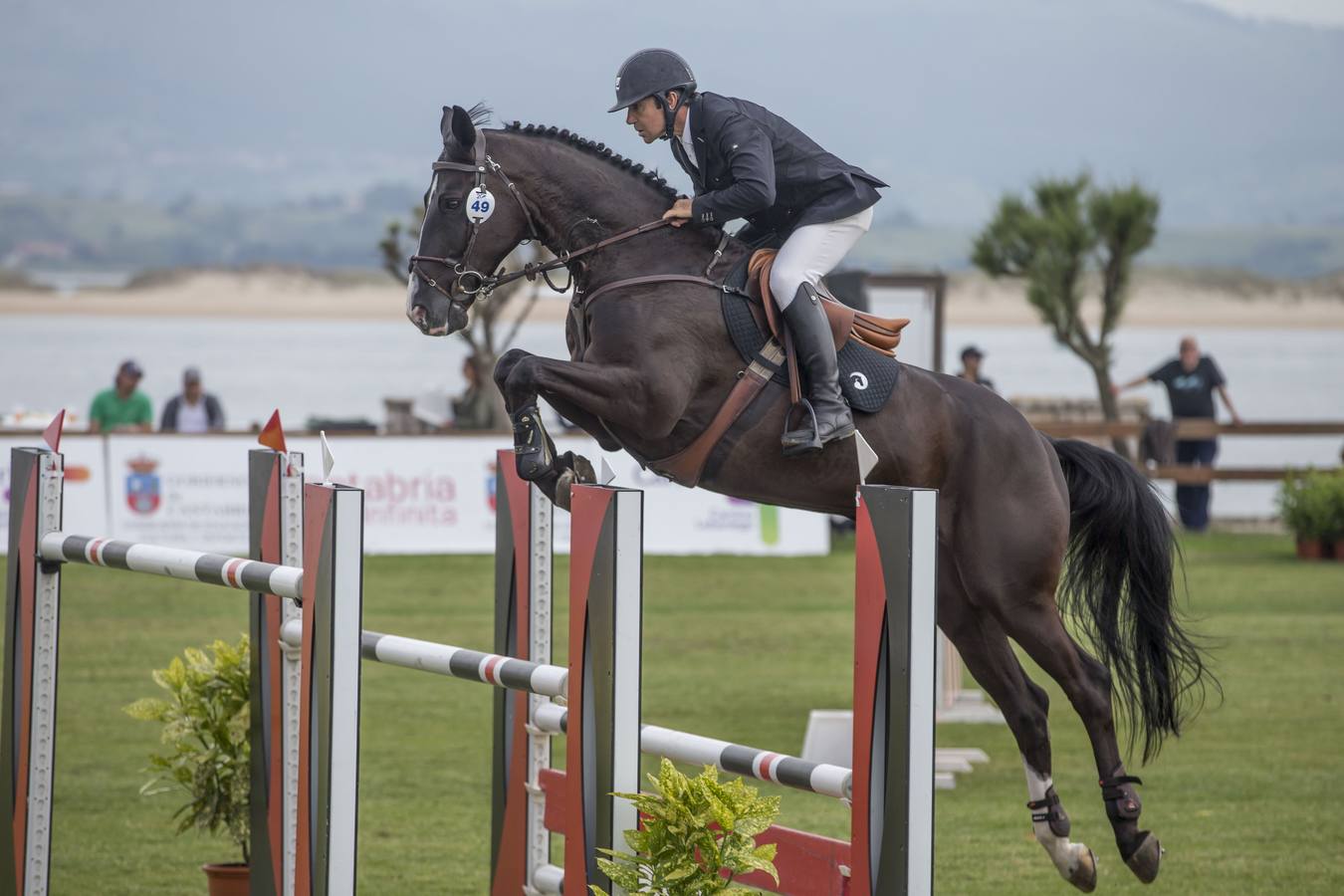 El jinete vitoriano González de Zárate ganó el Trofeo CaixaBank y la joven amazona cántabra Gabriela Pérez se hizo con el segundo puesto del Frigo, en una jornada que atrajo a multitud de personas a La Magdalena