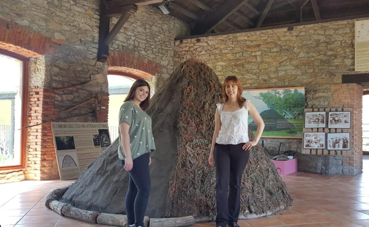 Las informadoras turísticas Desirée Villar y Lera Lorente posan en una de las salas del museo. 