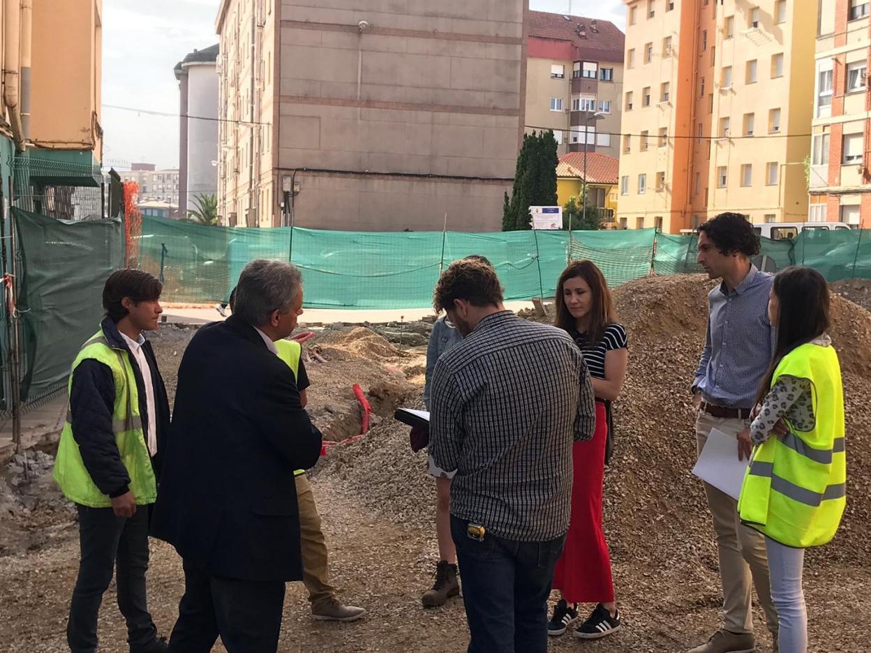 El alcalde, Javier Fernández Soberón, visitó los trabajos que están en ejecución en el barrio Santa Ana. 