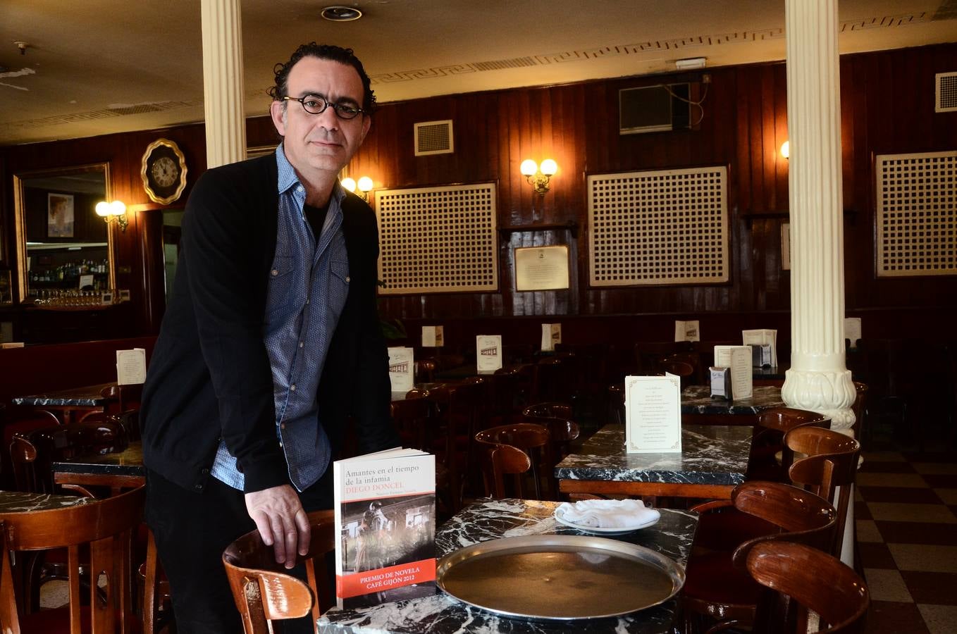 El poeta y narrador Diego Doncel, tras ganar el premio de novela Café Gijón. 