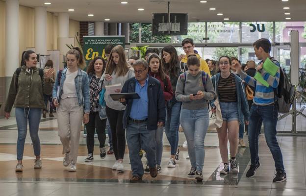 Un grupo de estudiantes en los momentos previos a la realización de la selectividad del pasado mes de junio.