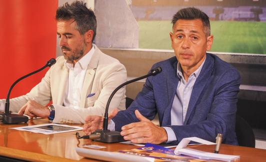 Sergio Reigadas y Víctor Alonso, ayer, durante la presentación de la campaña de abonados. 