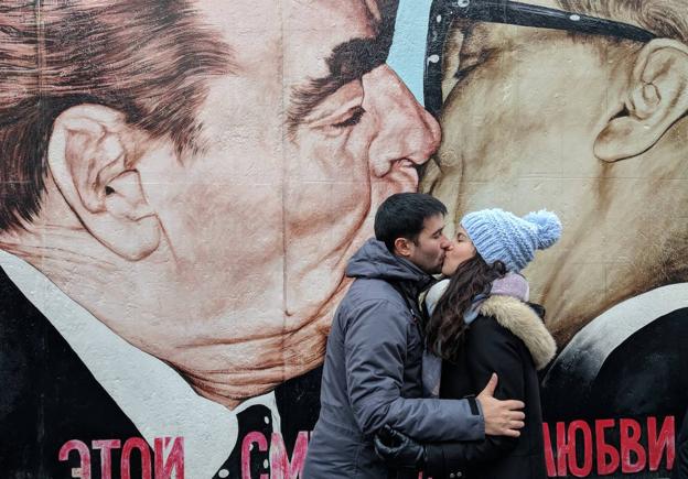 Un beso 'obligado', pero lleno de amor en Berlín.