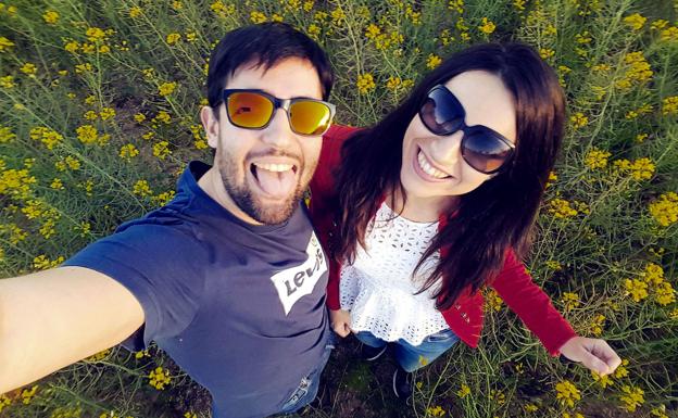 Regi Fernández y Juanra Santana, una pareja cántabra que colecciona viajes, imanes y 'likes' en Instagram