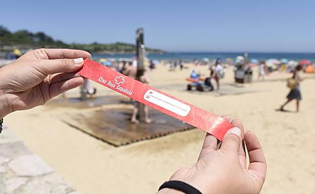 La pulsera es resistente al agua, a la arena y a los tirones. 