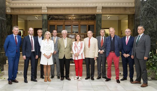 Izda a dcha, Diego Laínz, José Ángel Pereda, José Manuel Saco, Mar Gómez Casuso, Bernardino Fernández, Pedro Rivero, Ángeles Pérez, Eduardo Zúñiga, Manuel Ángel Castañeda, Vicente Alciturri, Luis Manuel Taboada y Javier García Esperanza, asistentes a la reunión.