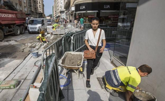 Imagen principal - Arriba, la calle Cádiz ya luce nuevas aceras y está a falta de ser asfaltada. Este viernes, previsiblemente, esos trabajos habrán finalizado. Abajo, la actuación ha comenzado por los Jardines de San Roque en El Sardinero, de forma que la urbanización de la Plaza de Italia no se inicie hasta septiembre. Y la calle Rualasal, donde las obras de renovación del asfaltado durarán tres días, en los que permanecerá cortada al tráfico. El sábado lucirá nuevo firme y ya se podrá circular por ella.