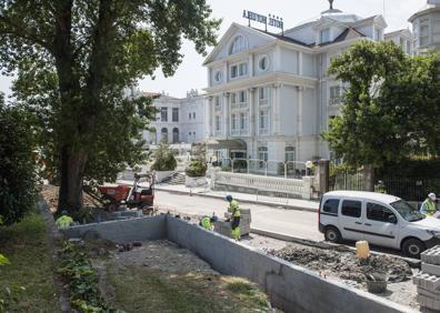 Imagen secundaria 1 - Arriba, la calle Cádiz ya luce nuevas aceras y está a falta de ser asfaltada. Este viernes, previsiblemente, esos trabajos habrán finalizado. Abajo, la actuación ha comenzado por los Jardines de San Roque en El Sardinero, de forma que la urbanización de la Plaza de Italia no se inicie hasta septiembre. Y la calle Rualasal, donde las obras de renovación del asfaltado durarán tres días, en los que permanecerá cortada al tráfico. El sábado lucirá nuevo firme y ya se podrá circular por ella.