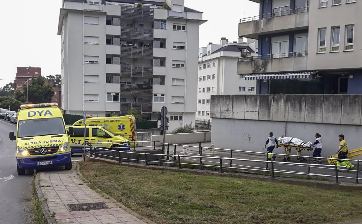 Los sanitarios llevan en camilla al herido hasta la ambulancia que le trasladó al hospital.