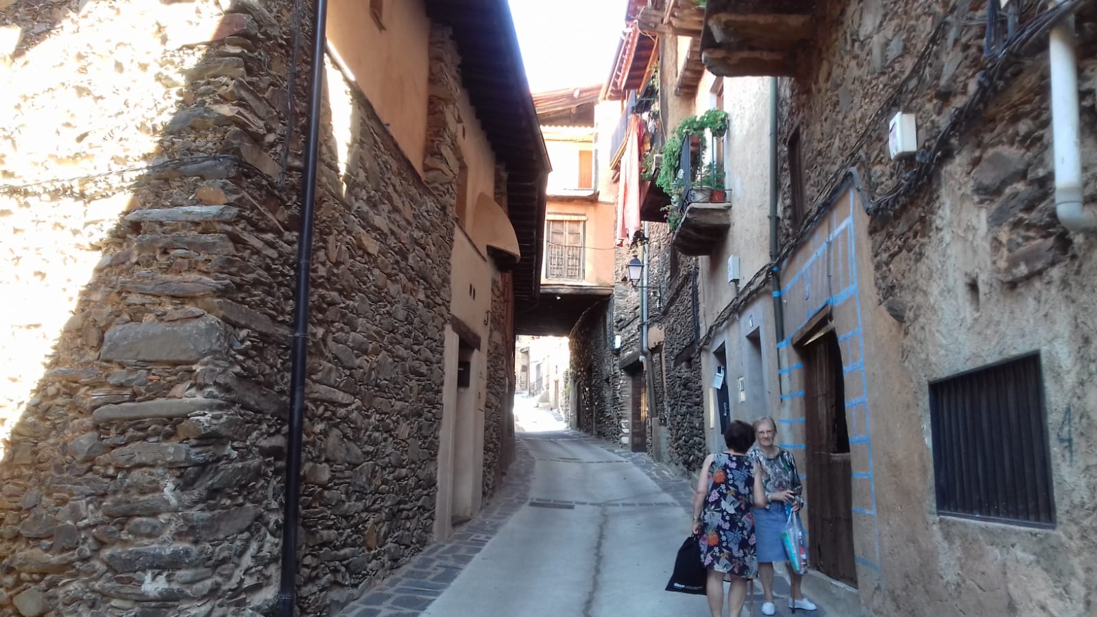 Otra de las pintorescas calles de Robledillo de Gata.