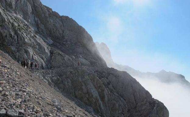 Tramo de senda por gravera y sobre armadura de piedra. 