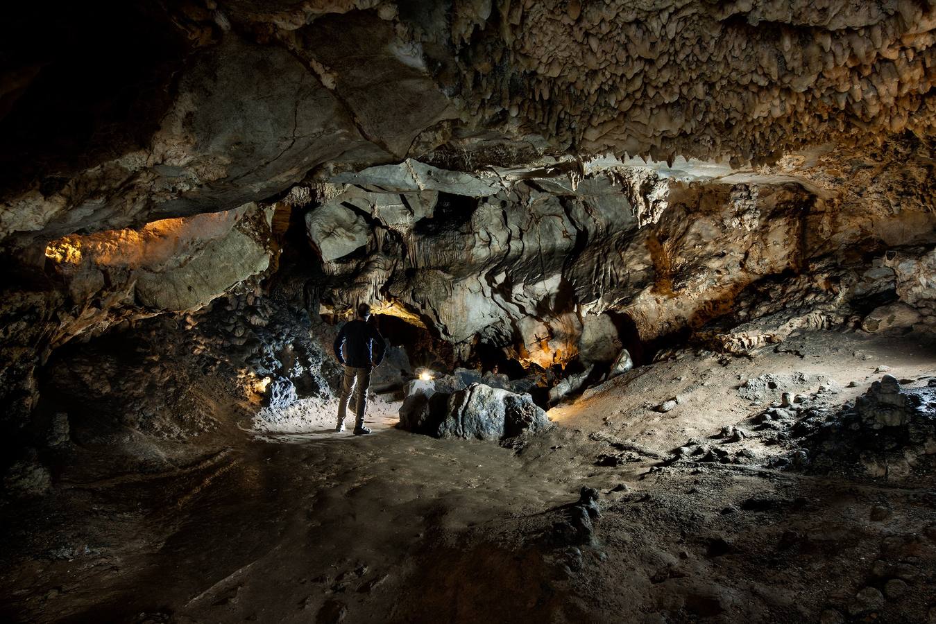 Cueva de Las Monedas, en Puente Viesgo, destaca por su belleza geológica y por un pequeño conjunto de dibujos realizados con carbón vegetal.